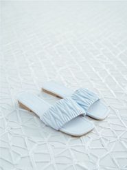 Klapki - błękitny. Niebieskie klapki damskie Sinsay, bez wzorów, bez obcasa, na płaskiej podeszwie. Za 49.99 zł.