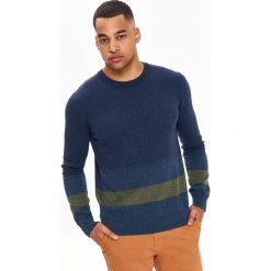 SWETER DŁUGI RĘKAW MĘSKI Z PASAMI. Swetry przez głowę męskie marki TOP SECRET. W wyprzedaży za 49.99 zł.