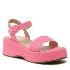 Sandały DeeZee. Czerwone klapki damskie DeeZee, bez wzorów, bez obcasa, na koturnie, bez zapięcia. Za 129.99 zł.
