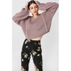 NA-KD Krótki sweter ze ściegiem warkoczowym - Pink. Swetry damskie marki NA-KD. Za 141.95 zł.