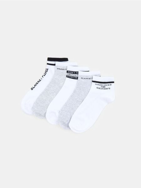 Skarpetki z bawełną 5 pack - biały. Białe skarpety damskie Sinsay, bez wzorów, z bawełny. Za 15.99 zł.