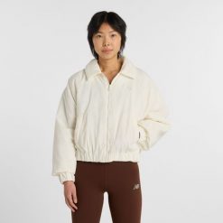 Kurtka damska New Balance WJ61D8YXSST​ – beżowa. Brązowe kurtki damskie New Balance, na wiosnę, xs, bez wzorów, z bawełny, bez kaptura. Za 519.99 zł.