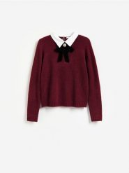 Sweter z ozdobnym kołnierzem - bordowy. Czerwone swetry damskie Reserved, l, bez wzorów, z dzianiny, bez kołnierzyka, bez ramiączek, bez kaptura. Za 139.99 zł.