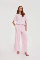 Garniturowe spodnie różowe. Czerwone spodnie materiałowe damskie MOODO, l, bez wzorów, z elastanu. Za 159.99 zł.