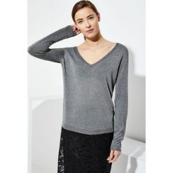 Sweter z nitką metalic. Szare swetry damskie MOODO, xs, bez wzorów, bez kołnierzyka, bez ramiączek, bez kaptura. Za 29.99 zł.