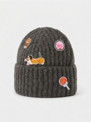 Prążkowana czapka beanie z naszywkami - brązowy. Brązowe czapki i kapelusze damskie Sinsay, z aplikacjami, prążkowane. Za 22.99 zł.