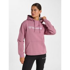 Bluza damska z kapturem Hummel Mover. Fioletowe bluzy damskie Hummel, na zimę, bez wzorów, bez kołnierzyka, bez ramiączek, z kapturem. Za 148.50 zł.