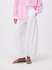 Spodnie barrel leg - biały. Białe spodnie materiałowe damskie Reserved, l, bez wzorów, z bawełny. Za 139.99 zł.