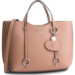 Torebka GUESS - HWVY71 70230 TAUPE. Brązowe torebki do ręki damskie Guess, z aplikacjami, ze skóry ekologicznej. Za 629.00 zł.