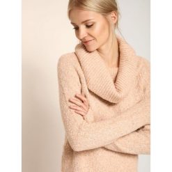 SWETER GOLF DŁUGI RĘKAW DAMSKI. Czerwone swetry damskie TOP SECRET, na jesień, bez wzorów, eleganckie, bez kołnierzyka, bez ramiączek, długie, bez kaptura. W wyprzedaży za 69.99 zł.