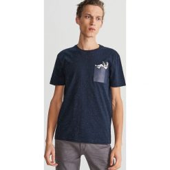T-shirt z motywem kosmosu - Granatowy. T-shirty męskie marki Reserved. Za 39.99 zł.