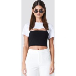 Sahara Ray x NA-KD Krótki t-shirt Mini - White. Białe t-shirty damskie Sahara Ray x NA-KD, z okrągłym kołnierzem. W wyprzedaży za 15.89 zł.