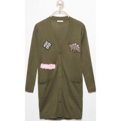 Długi sweter z naszywkami - Khaki. Swetry dla dziewczynek Reserved. W wyprzedaży za 39.99 zł.
