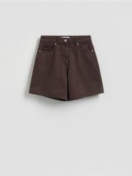 Jeansowe bermudy - brązowy. Brązowe szorty damskie Reserved, bez wzorów, z denimu. Za 99.99 zł.