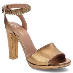 Złote Sandały Chebello Stylowe Skórzane Buty. Żółte klapki damskie CheBello, z aplikacjami, ze skóry, bez obcasa, na obcasie, bez zapięcia. Za 459.00 zł.