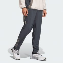 Spodnie Real Madrid Tiro 24 Competition Presentation. Brązowe spodnie sportowe męskie Adidas, xs, bez wzorów, z materiału, do piłki nożnej. W wyprzedaży za 229.50 zł.