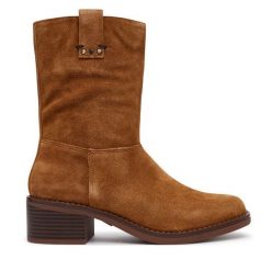 Botki Clarks. Brązowe botki damskie Clarks, bez obcasa, na słupku, bez zapięcia. Za 479.99 zł.