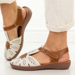 Beżowe skórzane sandały damskie Jezzi 9761. Brązowe sandały damskie Jezzi, bez wzorów, z materiału, bez obcasa, na płaskiej podeszwie, bez zapięcia. Za 239.00 zł.