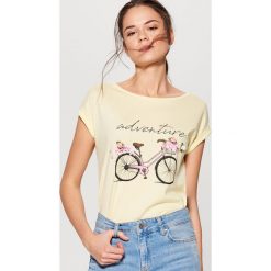 Koszulka z aplikacją - Żółty. T-shirty damskie marki Mohito, z aplikacjami. W wyprzedaży za 29.99 zł.