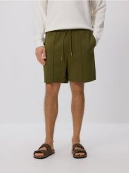 Szorty comfort z przeszyciami - jasny zielony. Zielone szorty męskie Reserved, l, bez wzorów, z bawełny. W wyprzedaży za 49.99 zł.