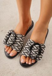 Czarne Klapki z Plecionką i Geometryczną Klamrą Nemornell. Czarne klapki damskie Renee, bez wzorów, boho, bez obcasa, na płaskiej podeszwie. Za 79.99 zł.