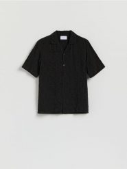 Koszula regular fit ze strukturalnej tkaniny - czarny. Czarne koszule męskie Reserved, l, bez wzorów, z bawełny, bez kołnierzyka, bez ramiączek. Za 119.99 zł.