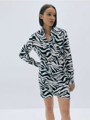 Koszulowa sukienka mini z wiskozy - czarny. Czarne sukienki damskie Reserved, l, bez wzorów, z tkaniny, bez kołnierzyka, bez ramiączek, mini, dopasowane. W wyprzedaży za 39.99 zł.