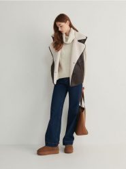 Sweter oversize z golfem - kremowy. Białe swetry damskie Reserved, l, bez wzorów, z dzianiny, bez kołnierzyka, bez ramiączek, bez kaptura. W wyprzedaży za 49.99 zł.