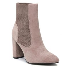 Botki DeeZee. Brązowe botki damskie DeeZee, bez obcasa, na słupku, bez zapięcia. Za 179.99 zł.