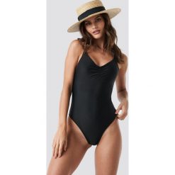 NA-KD Swimwear Kostium kąpielowy z marszczeniem - Black. Kostiumy jednoczęściowe damskie marki NA-KD Swimwear. Za 121.95 zł.