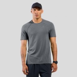Koszulka z krótkim rękawem męska Odlo ESSENTIAL SEAMLESS T-shirt crew neck s/s. Szare koszulki sportowe męskie Odlo, na lato, m, bez wzorów, z materiału, bez kołnierzyka, bez ramiączek, do biegania. Za 219.99 zł.