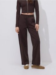 Szerokie spodnie dresowe - ciemnobrązowy. Brązowe spodnie dresowe damskie Reserved, l, bez wzorów, z bawełny. Za 99.99 zł.