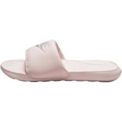 Czapka damskie Nike Victori One Slide. Czerwone czapki i kapelusze damskie Nike, bez wzorów, ze skóry ekologicznej. Za 190.00 zł.