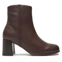 Botki Clarks. Brązowe botki damskie Clarks, bez obcasa, na słupku, bez zapięcia. Za 379.99 zł.