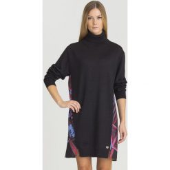 GOLF VERSACE JEANS. Czarne swetry damskie Versace Jeans, m, z aplikacjami, z jeansu, bez kołnierzyka, bez ramiączek, długie, bez kaptura. Za 814.50 zł.