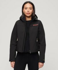 Superdry Kurtka Hooded Soft Shell Trekker – Krótkie dopasowanie. Czarne kurtki damskie Superdry., bez wzorów, z elastanu, bez kaptura. Za 446.85 zł.