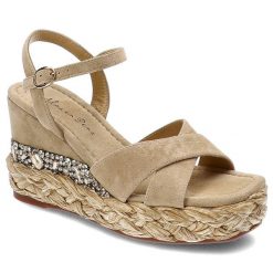 Beżowe Sandały Alma En Pena Eleganckie Buty Na Koturnie. Brązowe klapki damskie Alma en Pena, z aplikacjami, dziergany, bez obcasa, na koturnie, bez zapięcia. Za 479.00 zł.