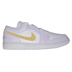 Buty sportowe damskie Air Jordan 1 Low Wmns 'Barely Grape'. Białe obuwie sportowe damskie Jordan, bez wzorów. Za 549.00 zł.