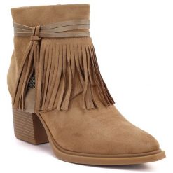 Botki damskie kowbojki z frędzlami ocieplane camel M.Daszyński. Brązowe botki damskie M.Daszyński, z nubiku, eleganckie, bez obcasa, bez zapięcia. Za 169.99 zł.