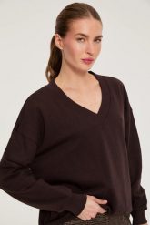 Bluza z dekoltem w serek brązowa. Brązowe bluzy damskie MOODO, l, bez wzorów, z bawełny, bez kaptura. Za 89.99 zł.