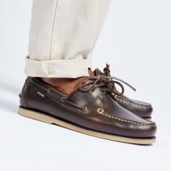 Buty żeglarskie Tribord Sailing 500 skórzane. Brązowe buty sportowe męskie TRIBORD, z kauczuku, bez zapięcia, żeglarskie. Za 299.99 zł.