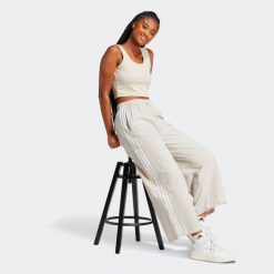 Spodnie damskie ADIDAS Essentials. Szare spodnie materiałowe damskie Adidas, m, bez wzorów, z materiału. Za 189.99 zł.