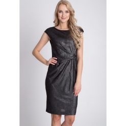 Czarna metaliczna sukienka QUIOSQUE. Czarne sukienki damskie QUIOSQUE, z dzianiny, eleganckie, z kopertowym dekoltem. W wyprzedaży za 59.99 zł.