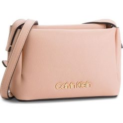 Torebka CALVIN KLEIN - Step Up Small Crossb K60K604289 628. Listonoszki damskie marki Calvin Klein. W wyprzedaży za 319.00 zł.