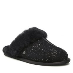 Kapcie Ugg. Czarne kapcie damskie UGG, bez wzorów. Za 539.99 zł.
