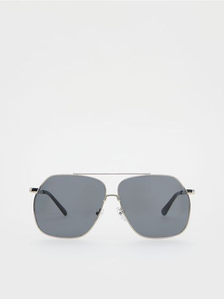 Okulary przeciwsłoneczne AVIATOR - srebrny. Szare okulary przeciwsłoneczne męskie Reserved. W wyprzedaży za 22.99 zł.