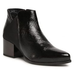 Botki Lasocki. Czarne botki damskie Lasocki, bez obcasa, na słupku, bez zapięcia. Za 134.99 zł.