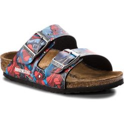 Klapki BIRKENSTOCK - Arizona Kids 1004372 Spiderman Action Blue. Sandały chłopięce marki Birkenstock. W wyprzedaży za 179.00 zł.