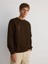 Bluza regular z napisem - ciemnobrązowy. Brązowe bluzy męskie Reserved, l, bez wzorów, z bawełny, bez kaptura. W wyprzedaży za 49.99 zł.