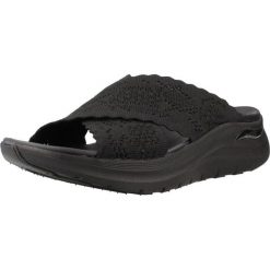 Sandały SKECHERS 164079S Czarny. Czarne sandały damskie Skechers, bez wzorów, z materiału, bez obcasa, bez zapięcia. Za 260.99 zł.